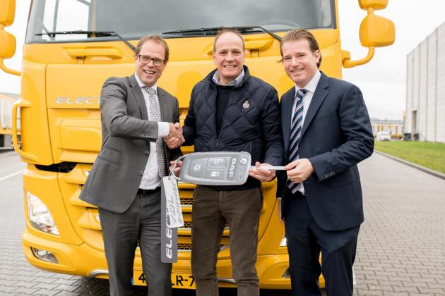 VDL und DAF liefern ersten Elektro-Lkw an Jumbo