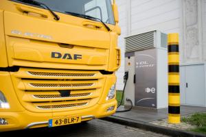 The distribution centre of Jumbo Supermarkten in Veghel has a loading station of VDL to load the truck 